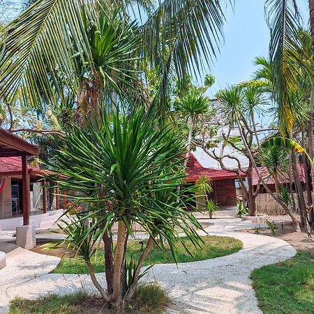 Jati Village, Party Hostel And Bungalows Гили Траванган Экстерьер фото