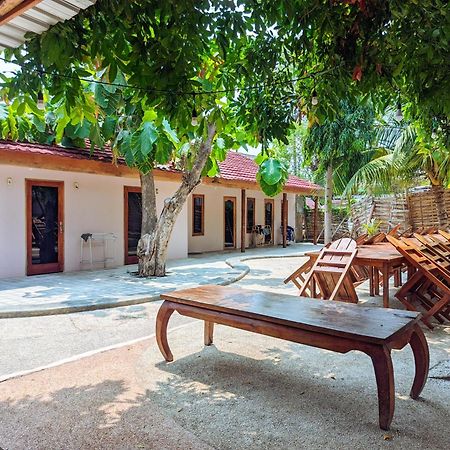 Jati Village, Party Hostel And Bungalows Гили Траванган Экстерьер фото