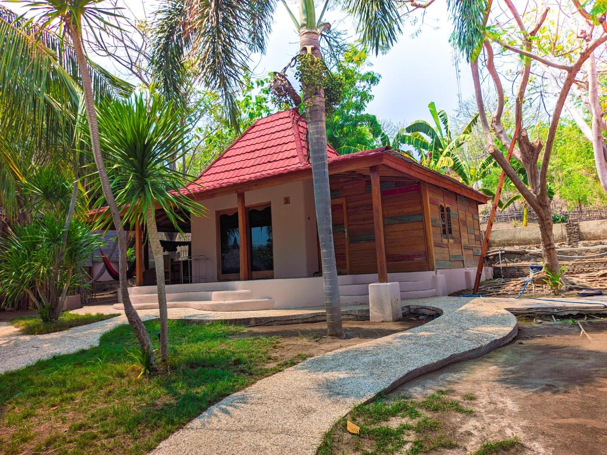 Jati Village, Party Hostel And Bungalows Гили Траванган Экстерьер фото