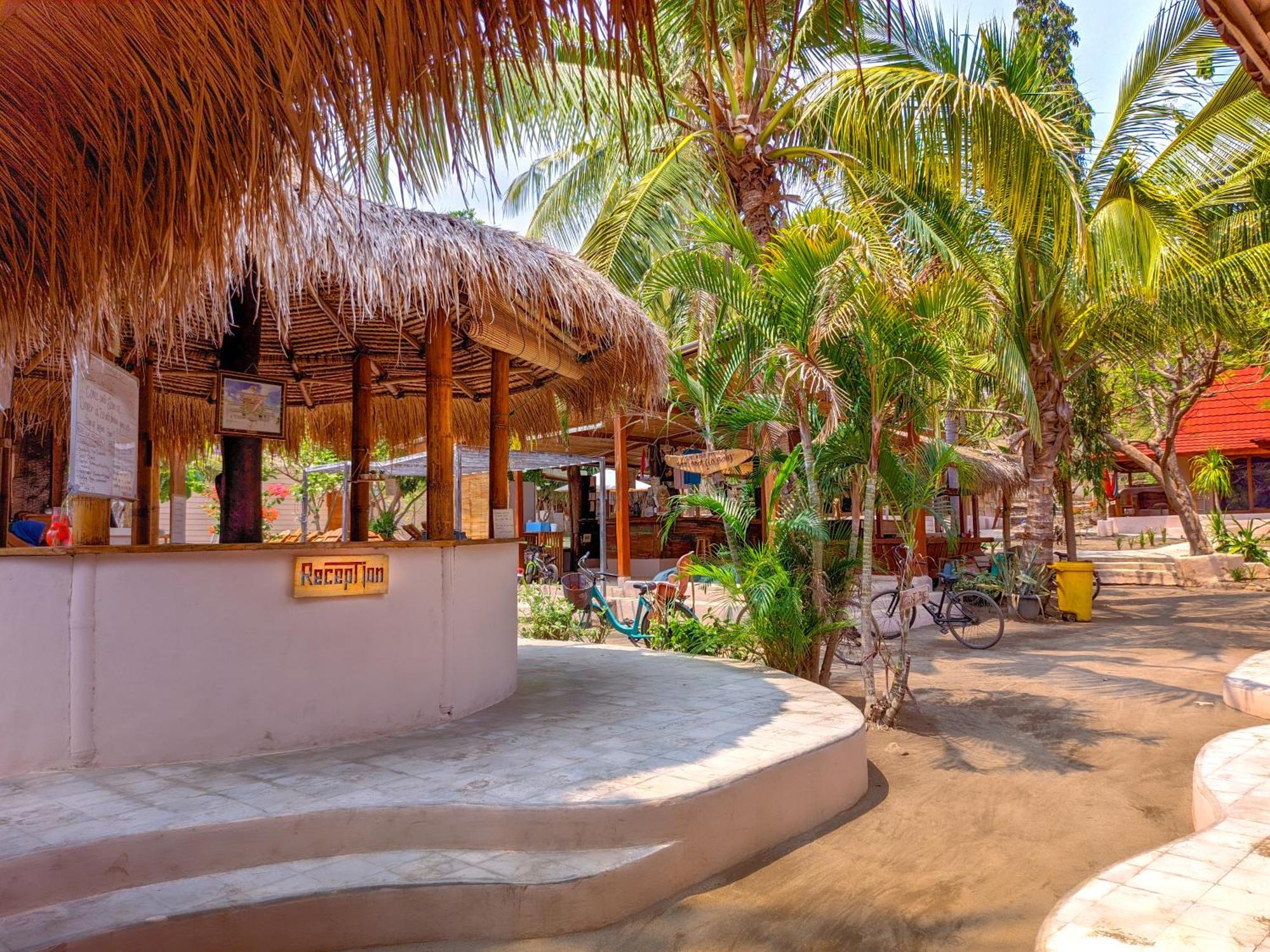 Jati Village, Party Hostel And Bungalows Гили Траванган Экстерьер фото
