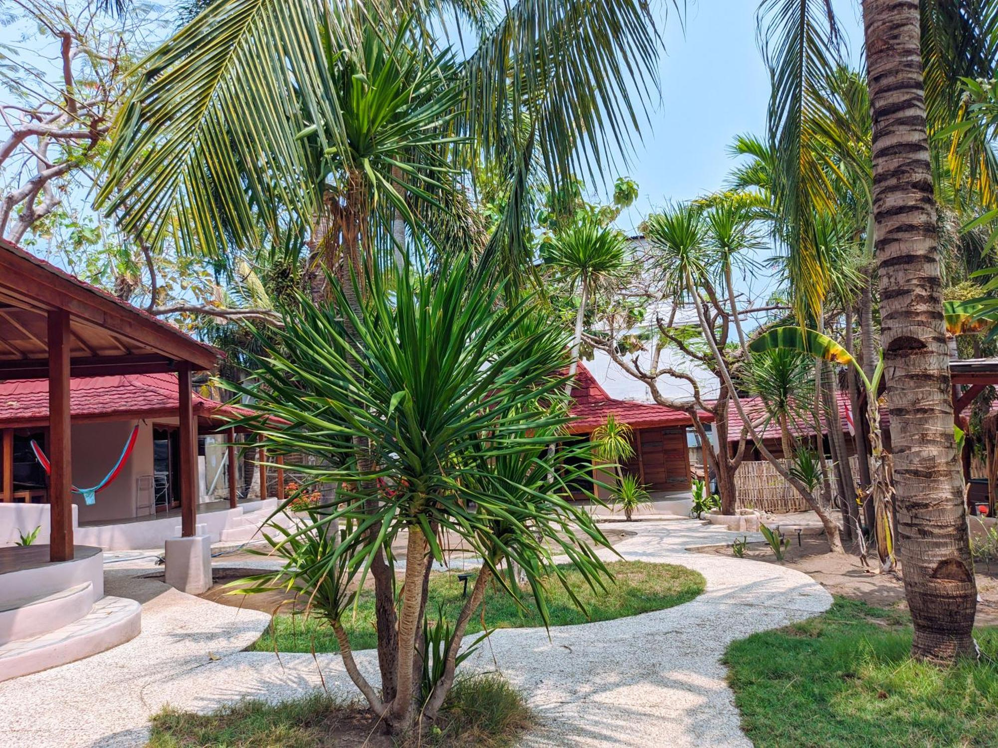 Jati Village, Party Hostel And Bungalows Гили Траванган Экстерьер фото
