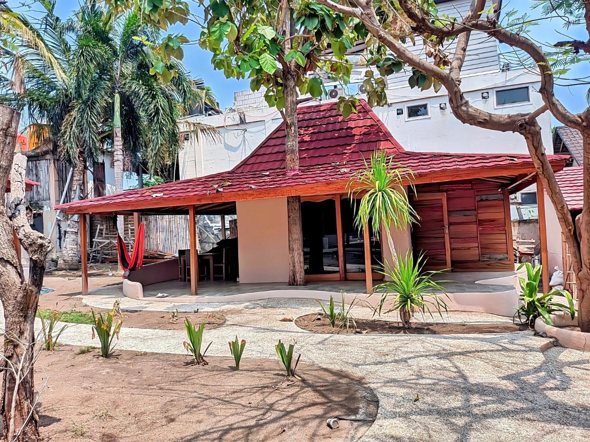 Jati Village, Party Hostel And Bungalows Гили Траванган Экстерьер фото