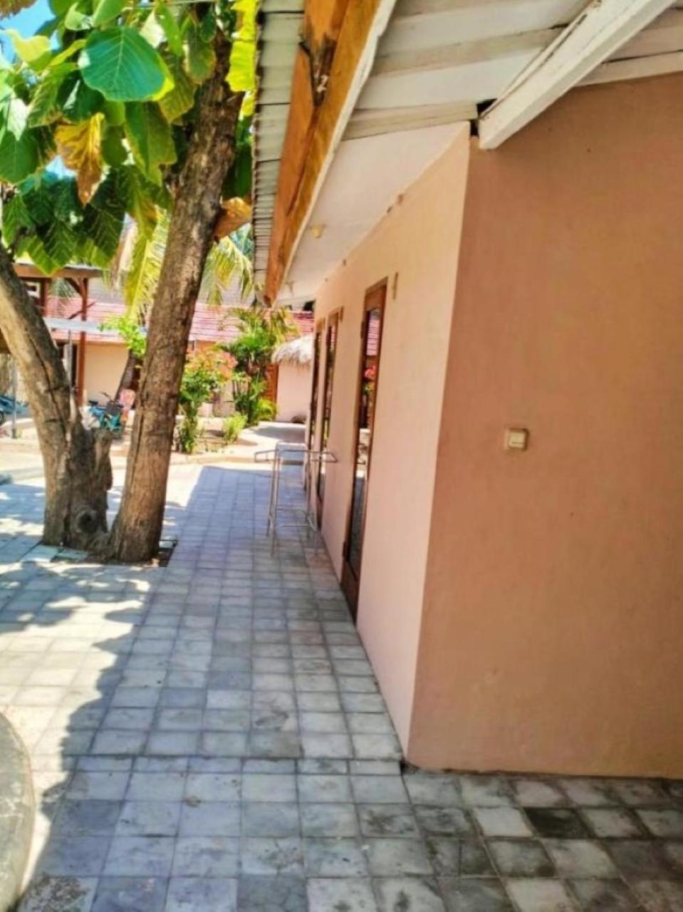 Jati Village, Party Hostel And Bungalows Гили Траванган Экстерьер фото