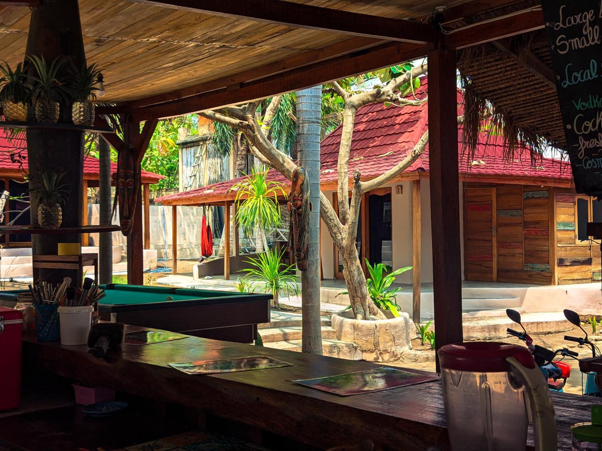 Jati Village, Party Hostel And Bungalows Гили Траванган Экстерьер фото