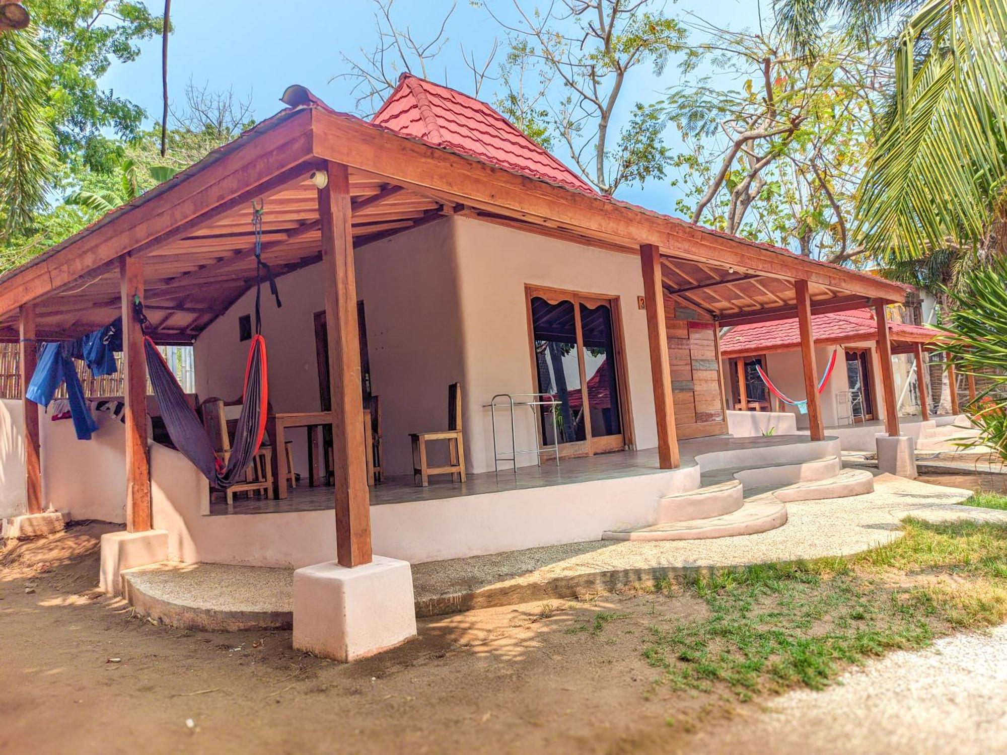 Jati Village, Party Hostel And Bungalows Гили Траванган Экстерьер фото